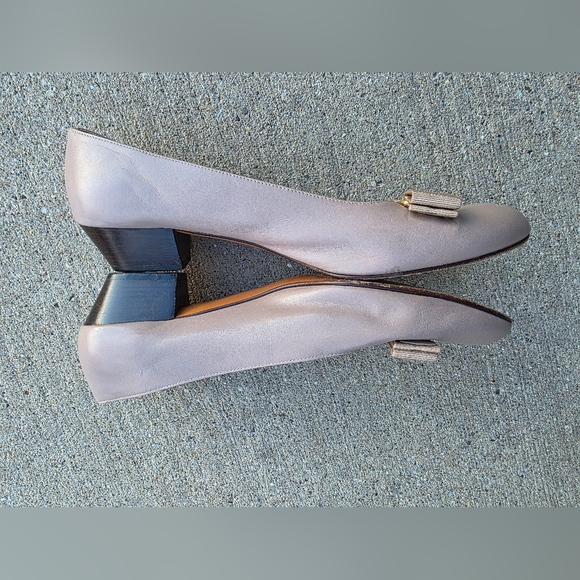 SALVATORE FERRAGAMO Vara Nuetral Leather Gold Bow Low Heels Size 9B - Picture 13 of 17